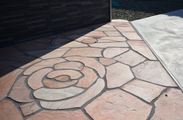 重厚感のある外観とエリアごとに個性が光るデザインに柱が映える家 - リブワーク - 外構