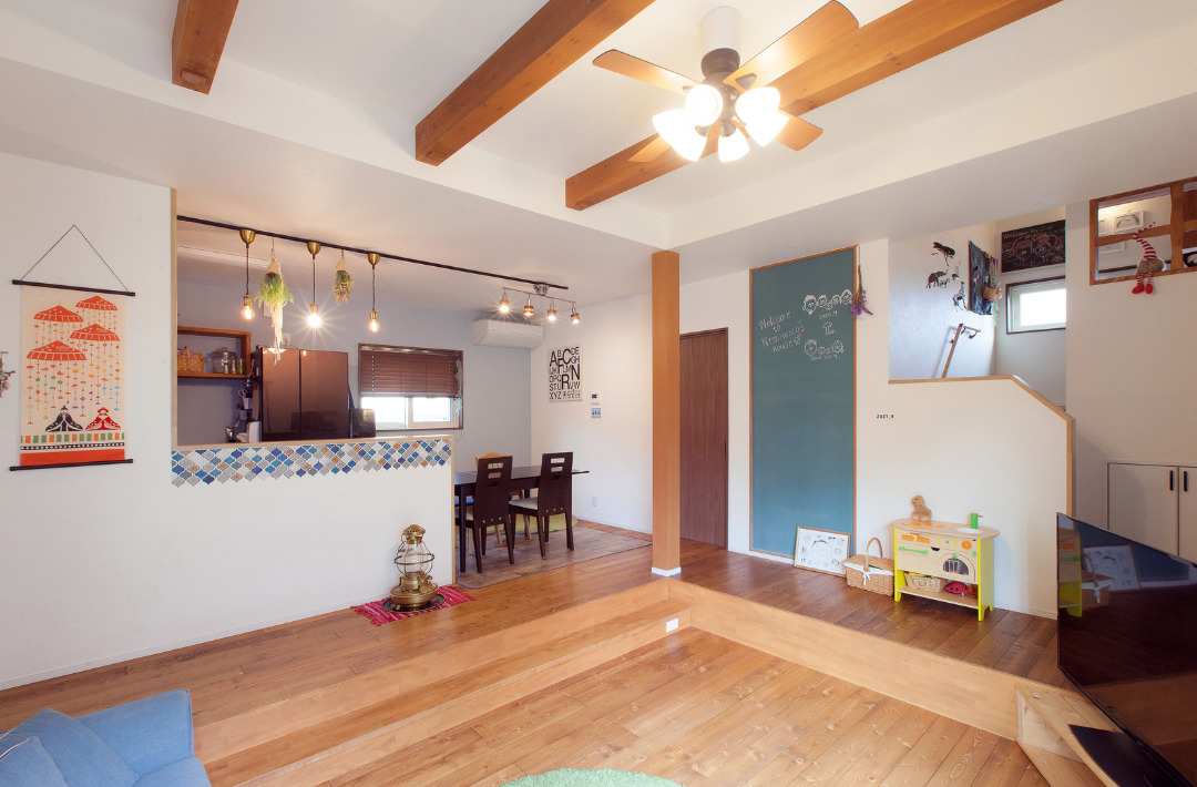 梁とダウンフロアの開放感にスキップフロアや黒板壁の個性が光る平屋 - リブワーク - LDK