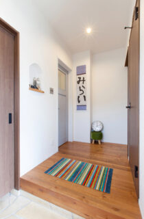 梁とダウンフロアの開放感にスキップフロアや黒板壁の個性が光る平屋 - リブワーク - 玄関