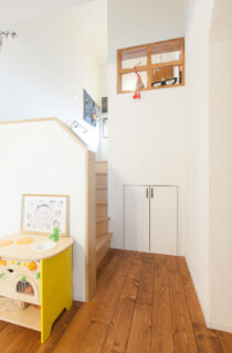 梁とダウンフロアの開放感にスキップフロアや黒板壁の個性が光る平屋 - リブワーク - スキップフロア