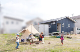 梁とダウンフロアの開放感にスキップフロアや黒板壁の個性が光る平屋 - リブワーク - 外構・外観