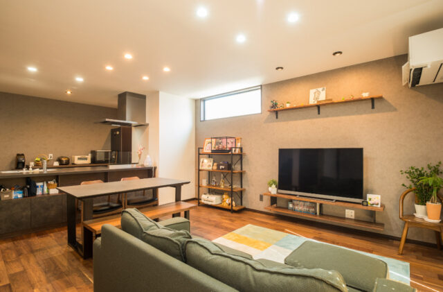 落ち着いたモダン空間に優しい光と木目が調和するスタイリッシュな2階建て - リブワーク - LDK