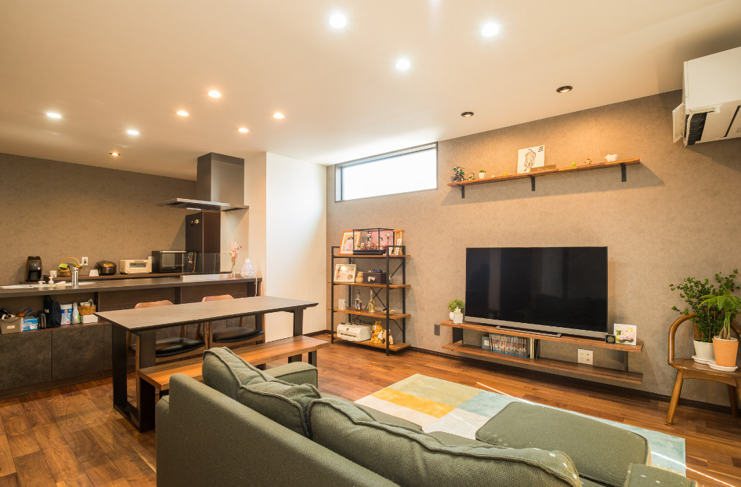 落ち着いたモダン空間に優しい光と木目が調和するスタイリッシュな2階建て - リブワーク - LDK