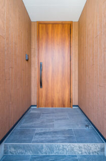 落ち着いたモダン空間に優しい光と木目が調和するスタイリッシュな2階建て - リブワーク - 玄関・外観