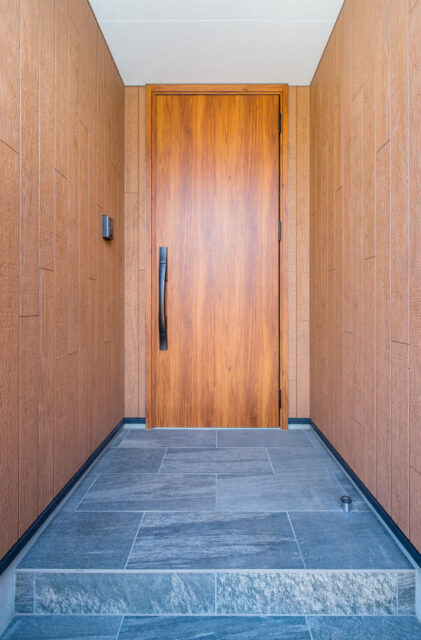 落ち着いたモダン空間に優しい光と木目が調和するスタイリッシュな2階建て - リブワーク - 玄関・外観