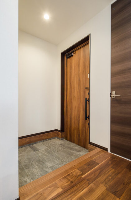 落ち着いたモダン空間に優しい光と木目が調和するスタイリッシュな2階建て - リブワーク - 玄関