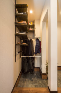 落ち着いたモダン空間に優しい光と木目が調和するスタイリッシュな2階建て - リブワーク - 玄関収納