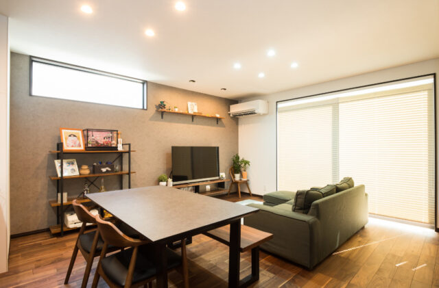 落ち着いたモダン空間に優しい光と木目が調和するスタイリッシュな2階建て - リブワーク - リビング・ダイニング