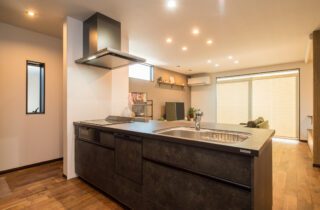 落ち着いたモダン空間に優しい光と木目が調和するスタイリッシュな2階建て - リブワーク - キッチン