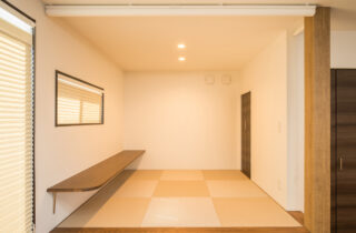 落ち着いたモダン空間に優しい光と木目が調和するスタイリッシュな2階建て - リブワーク - 和室