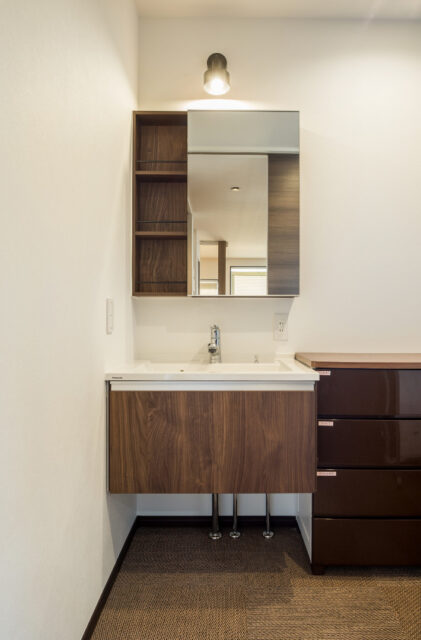 落ち着いたモダン空間に優しい光と木目が調和するスタイリッシュな2階建て - リブワーク - 洗面スペース