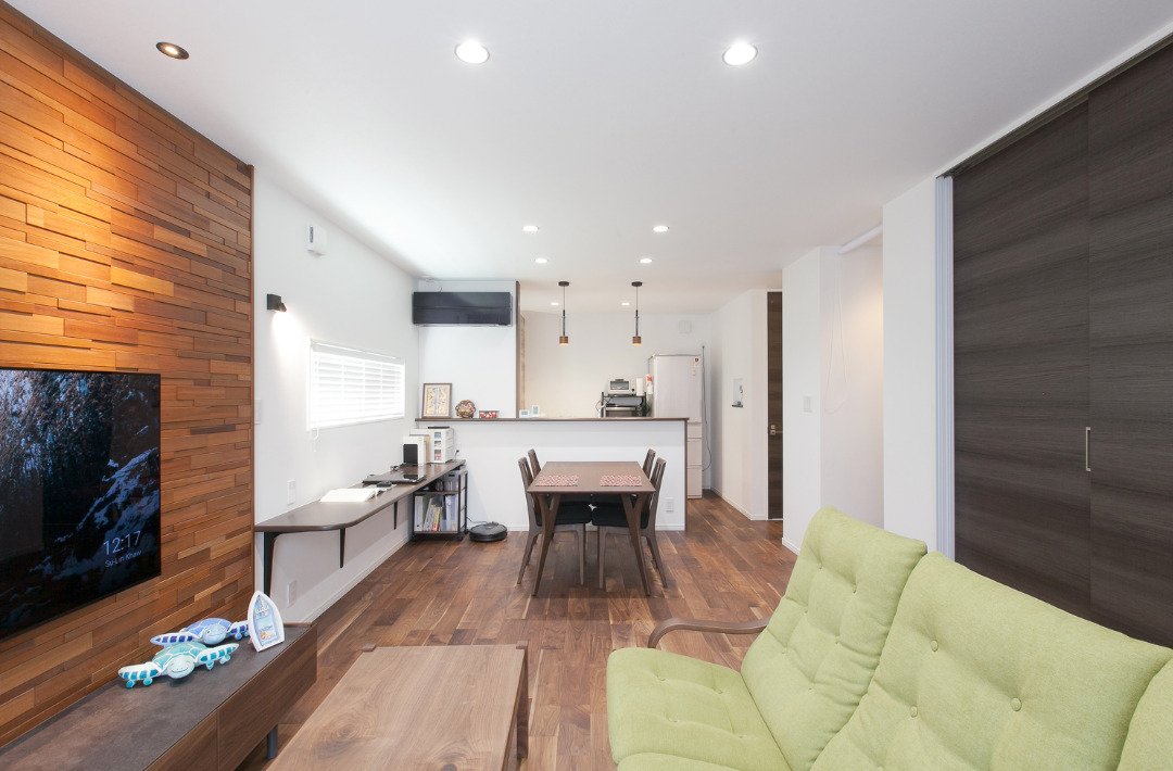 木の質感が際立つ白を基調とした空間に将来を見据えた可変性と家事動線を備えた家 - リブワーク - LDK