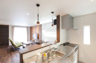 木の質感が際立つ白を基調とした空間に将来を見据えた可変性と家事動線を備えた家 - リブワーク - キッチン