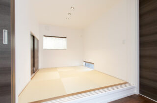 木の質感が際立つ白を基調とした空間に将来を見据えた可変性と家事動線を備えた家 - リブワーク - 和室