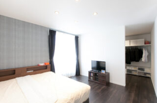 木の質感が際立つ白を基調とした空間に将来を見据えた可変性と家事動線を備えた家 - リブワーク - 寝室