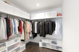 木の質感が際立つ白を基調とした空間に将来を見据えた可変性と家事動線を備えた家 - リブワーク - 収納