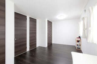 木の質感が際立つ白を基調とした空間に将来を見据えた可変性と家事動線を備えた家 - リブワーク - 洋室