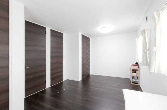 木の質感が際立つ白を基調とした空間に将来を見据えた可変性と家事動線を備えた家 - リブワーク - 洋室