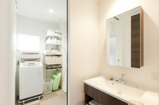 木の質感が際立つ白を基調とした空間に将来を見据えた可変性と家事動線を備えた家 - リブワーク - 水回り