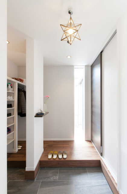 木の質感が際立つ白を基調とした空間に将来を見据えた可変性と家事動線を備えた家 - リブワーク - 玄関