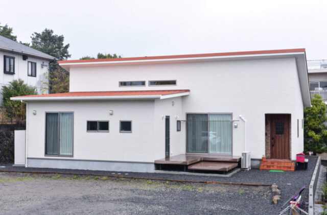 勾配天井の開放感と木の温もりに包まれる森の中の家のような平屋 - リブワーク - 外観