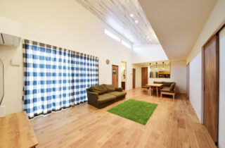 勾配天井の開放感と木の温もりに包まれる森の中の家のような平屋 - リブワーク - リビング