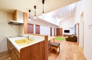 勾配天井の開放感と木の温もりに包まれる森の中の家のような平屋 - リブワーク - LDK