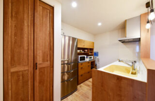 勾配天井の開放感と木の温もりに包まれる森の中の家のような平屋 - リブワーク - キッチン・収納