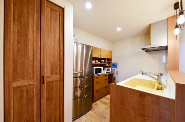 勾配天井の開放感と木の温もりに包まれる森の中の家のような平屋 - リブワーク - キッチン・収納