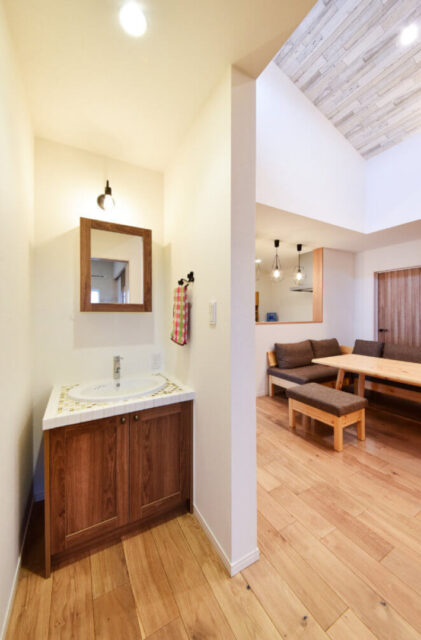 勾配天井の開放感と木の温もりに包まれる森の中の家のような平屋 - リブワーク - 洗面