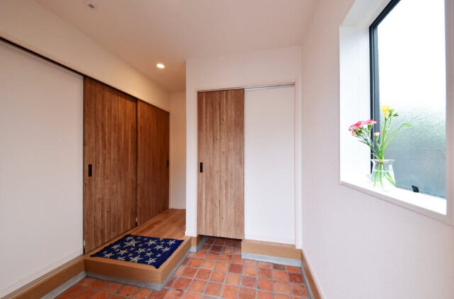 勾配天井の開放感と木の温もりに包まれる森の中の家のような平屋 - リブワーク - 玄関