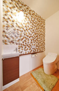 勾配天井の開放感と木の温もりに包まれる森の中の家のような平屋 - リブワーク - トイレ