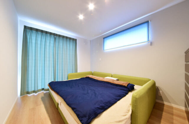 勾配天井の開放感と木の温もりに包まれる森の中の家のような平屋 - リブワーク - 寝室