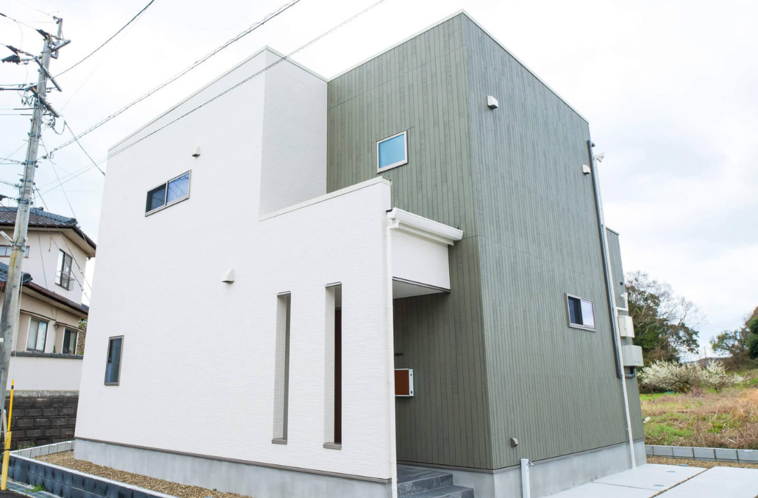 立体的な外観デザインとホテルライクな上質さが共鳴する照明演出が美しい2階建て - リブワーク - 外観