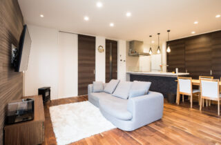 立体的な外観デザインとホテルライクな上質さが共鳴する照明演出が美しい2階建て - リブワーク - リビング