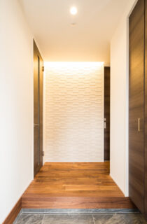 立体的な外観デザインとホテルライクな上質さが共鳴する照明演出が美しい2階建て - リブワーク - 玄関