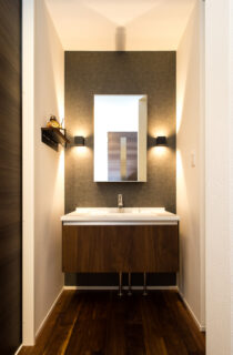 立体的な外観デザインとホテルライクな上質さが共鳴する照明演出が美しい2階建て - リブワーク - 洗面スペース