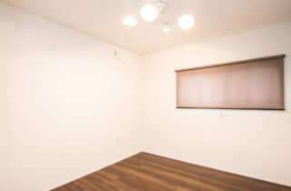 立体的な外観デザインとホテルライクな上質さが共鳴する照明演出が美しい2階建て - リブワーク - 洋室