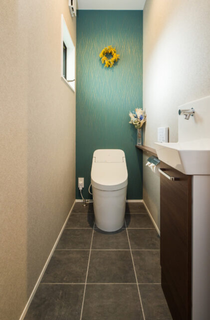 立体的な外観デザインとホテルライクな上質さが共鳴する照明演出が美しい2階建て - リブワーク - トイレ