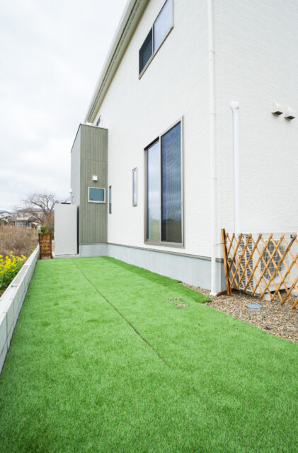 立体的な外観デザインとホテルライクな上質さが共鳴する照明演出が美しい2階建て - リブワーク - 外構