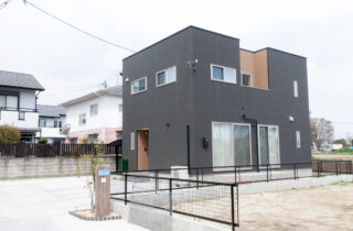 室内干しを叶える効率的な家事動線とダークウッドが映えるシンプルな2階建て - リブワーク - 外観