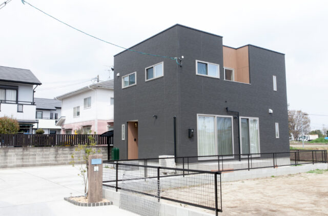 室内干しを叶える効率的な家事動線とダークウッドが映えるシンプルな2階建て - リブワーク - 外観