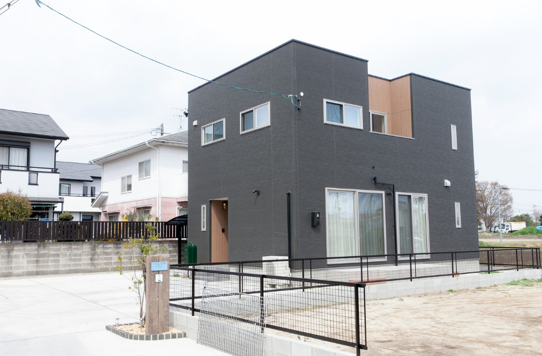 室内干しを叶える効率的な家事動線とダークウッドが映えるシンプルな2階建て - リブワーク - 外観