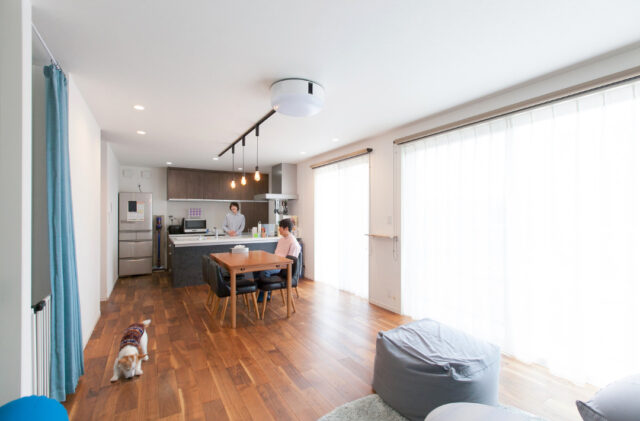 室内干しを叶える効率的な家事動線とダークウッドが映えるシンプルな2階建て - リブワーク - LDK