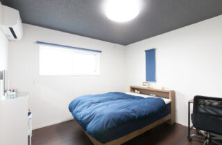 室内干しを叶える効率的な家事動線とダークウッドが映えるシンプルな2階建て - リブワーク - 寝室