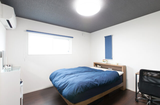 室内干しを叶える効率的な家事動線とダークウッドが映えるシンプルな2階建て - リブワーク - 寝室