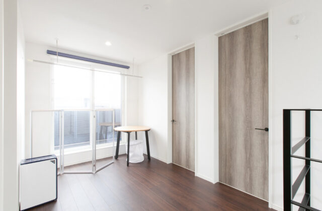 室内干しを叶える効率的な家事動線とダークウッドが映えるシンプルな2階建て - リブワーク -ドライルーム