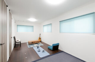 室内干しを叶える効率的な家事動線とダークウッドが映えるシンプルな2階建て - リブワーク - 洋室