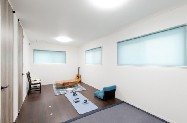 室内干しを叶える効率的な家事動線とダークウッドが映えるシンプルな2階建て - リブワーク - 洋室