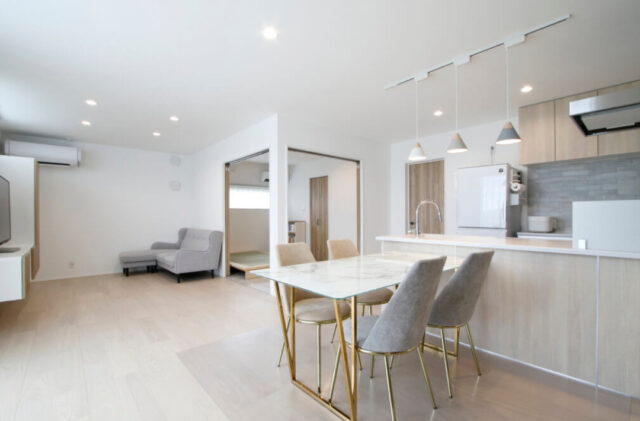 重厚な佇まいと品のある柔らかな空間に和室を備えた平屋 - リブワーク - LDK